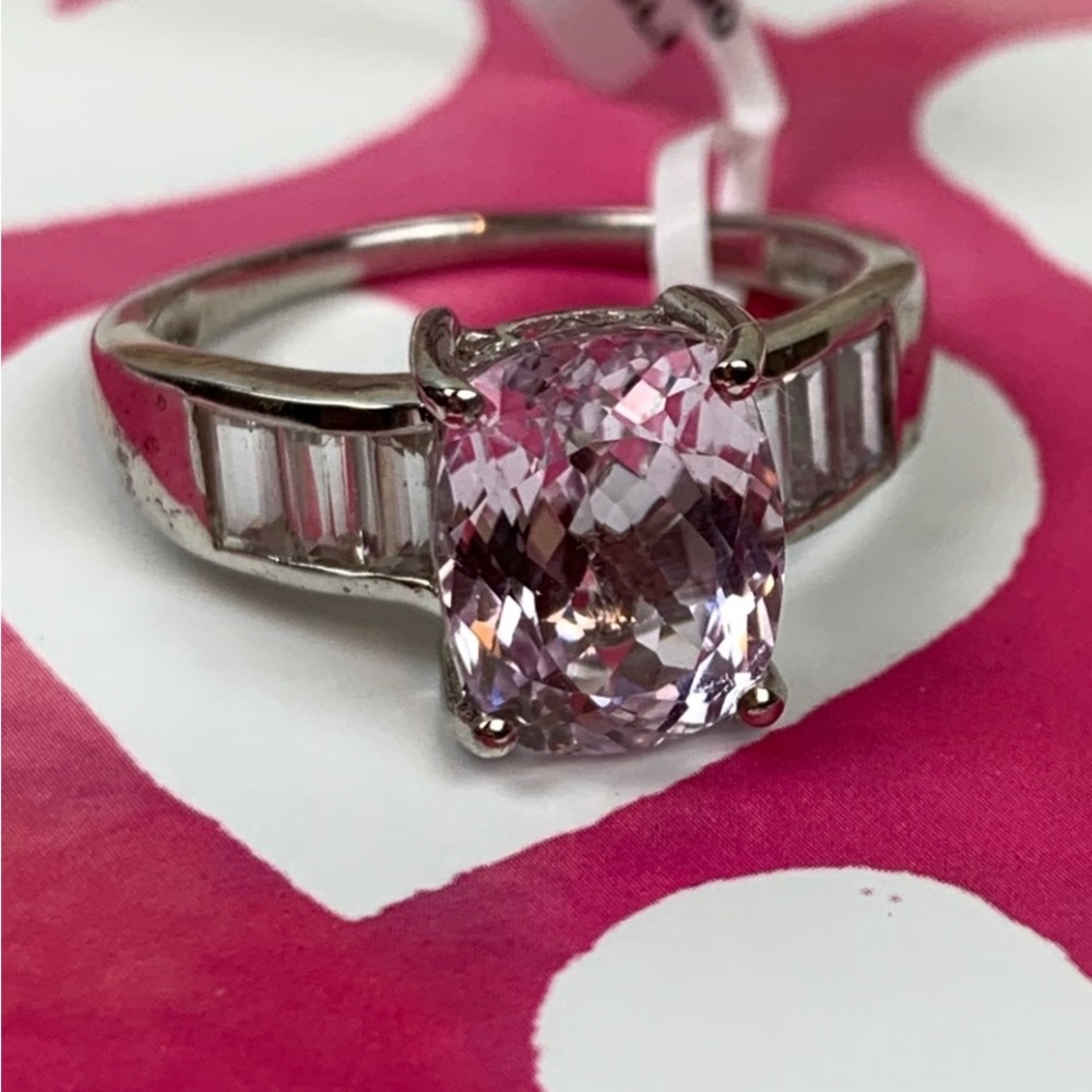 🎀Kunzite Ring,4carats radiant cut, set with 1 carats zircon baguettes size 8🎀